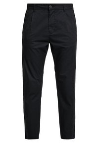 Pantaloni neri in cotone a taglio slim, con tasche anteriori, chiusura con bottone e gambe dritte. Texture liscia con dettagli minimi.