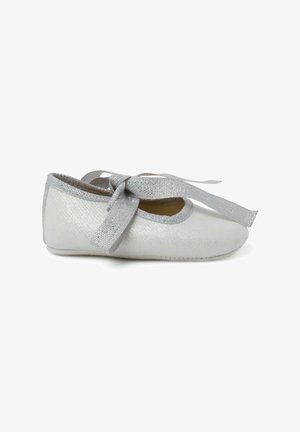 Ballet flat argento con una finitura texture, punta rotonda e un ampio nastro scintillante per legarlo. Materiali morbidi con suola flessibile.