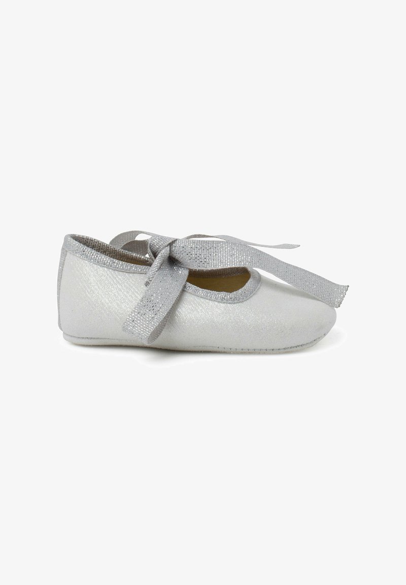 Srebrne baleriny z teksturowanym wykończeniem, okrągłym noskiem i szeroką, błyszczącą wstążką do zawiązywania. Wykonane z miękkich materiałów z elastyczną podeszwą.