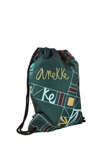 Mochila con cordón de base verde oscuro, patrones geométricos abstractos en azul claro, mostaza y rojo, y el texto "Anekke" en amarillo con una fuente cursiva.