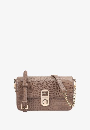 Krokodillenprint lederen handtas in lichtbruin met een goudkleurige sluiting, afneembare schouderband en kettingaccent. Rechthoekige vorm met een getextureerd oppervlak.