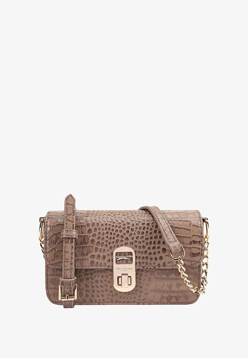 Sac à main en cuir gaufré crocodile de couleur brun clair avec un fermoir doré, une bandoulière amovible et un accent en chaîne. Forme rectangulaire avec une surface texturée.