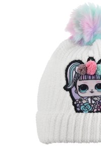 Weißer Strickmütze mit gerippter Textur, ausgestattet mit einem bunten Puppenmotiv und einem mehrfarbigen Pompon oben. Akzentuiert mit kleinen Stoffblumen.