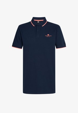 Navy modrá polo tričko vyrobené z bavlny, má klasický límeček, tříknoflíkovou légu a korálové akcenty na límci a na okrajích rukávů. Tištěné logo na hrudi.