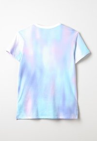 Camiseta de manga corta azul claro con un diseño de degradado en tonos pastel, que presenta una textura suave y un cuello redondo, exhibida sobre un fondo blanco.