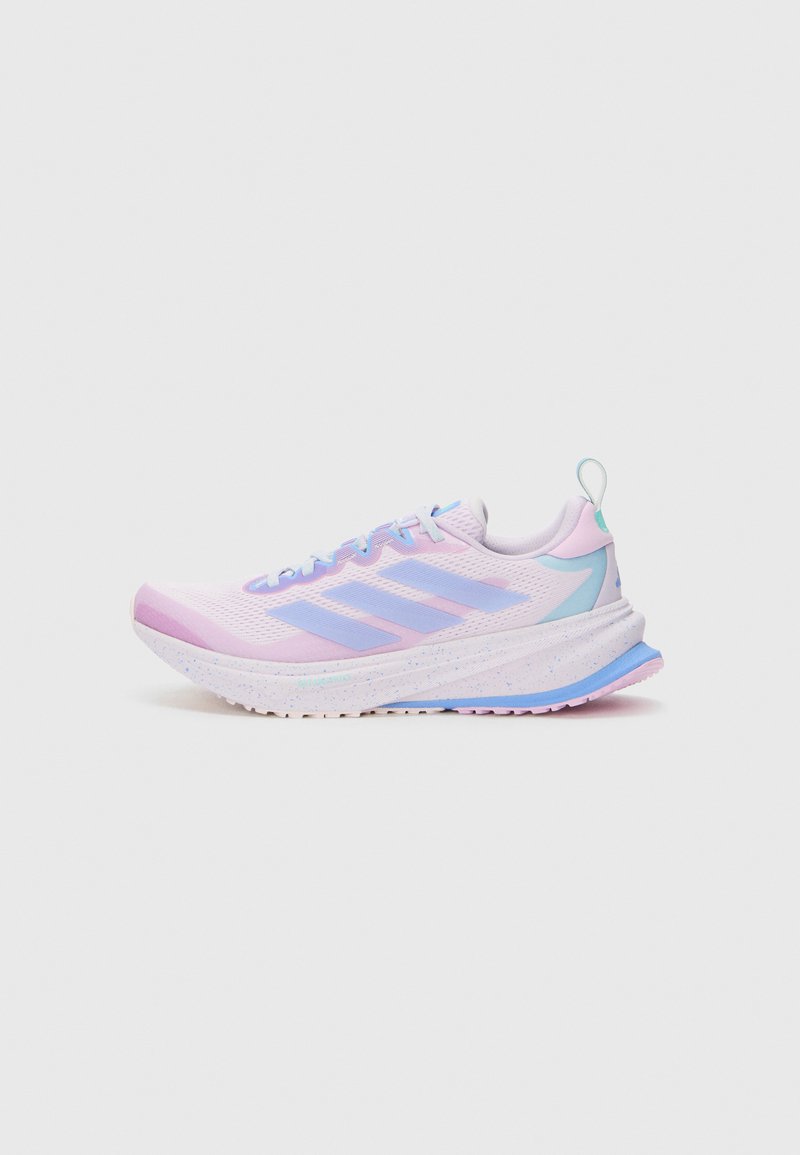 Lettvekts løpesko med et mesh-overdel i rosa og lilla, tre-stripes logo, polstret såle, og et blått accent på hælen.