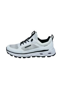 Weißer und grauer Sportschuh mit schwarzen Schnürsenkeln, schwarzer Innenauskleidung, atmungsaktiven Mesh-Panels und dicker, gepolsterter Sohle.