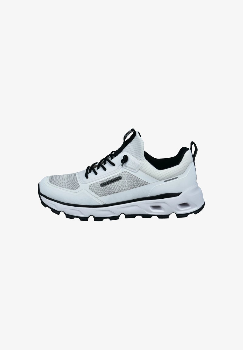 Weißer und grauer Sportschuh mit schwarzen Schnürsenkeln, schwarzer Innenauskleidung, atmungsaktiven Mesh-Panels und dicker, gepolsterter Sohle.