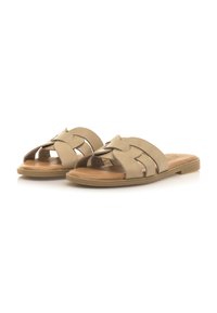 Sandales à glissière en cuir beige avec un design de bride tressée, bout ouvert et semelle en caoutchouc plate. Comprend un semelle intérieure en bois naturel.