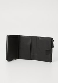Portofel negru deschis, care dezvăluie multiple sloturi pentru carduri și un compartiment cu fermoar, evidențiind un design elegant și minimalist.