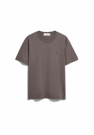 Einfaches braunes T-Shirt mit kurzen Ärmeln und Rundhalsausschnitt, mit kleinem, auf der linken Brustseite gesticktem Logo und einem Stoffetikett innen am Kragen.