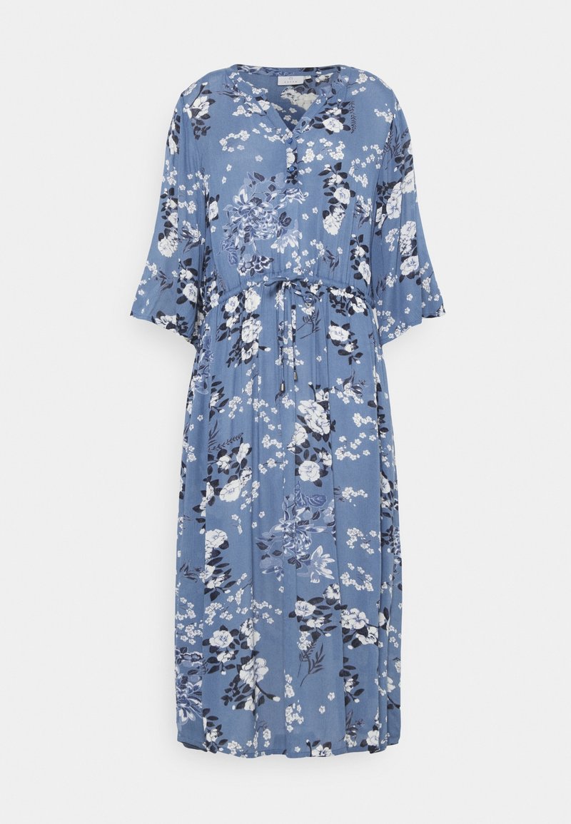 Robe midi bleue avec motif floral blanc et noir, manches trois-quarts, décolleté en V, détail boutons et ceinture ajustable à la taille.