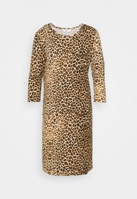 Robe midi en imprimé léopard avec des manches trois-quarts et un col rond sur un fond uni.