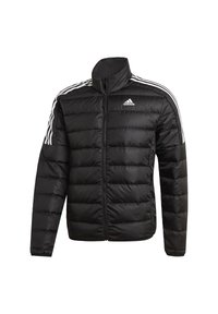 Veste rembourrée noire Adidas avec des détails en trois bandes blanches sur les épaules et un logo sur la poitrine, fermeture éclair à l'avant et col montant.