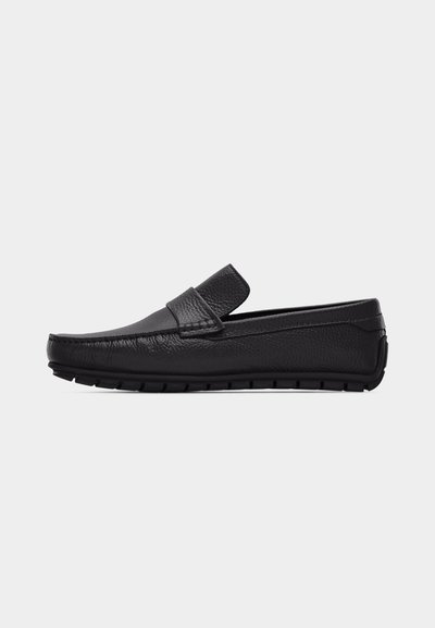 Mocassino nero in pelle con cuciture a moc toe, design slip-on e suola in gomma segmentata, ideale per un look casual o semi-formale.