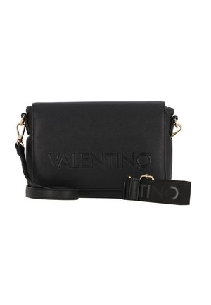 Sac en cuir noir à bandoulière avec logo "VALENTINO" en relief, bandoulière amovible avec accent logo, forme rectangulaire, texture lisse et quincaillerie dorée.