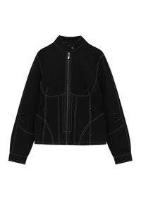 Veste noire à fermeture éclair avec col montant. Présente des coutures contrastantes blanches et des coutures structurées pour un look ajusté. Manches longues, coupe courte.