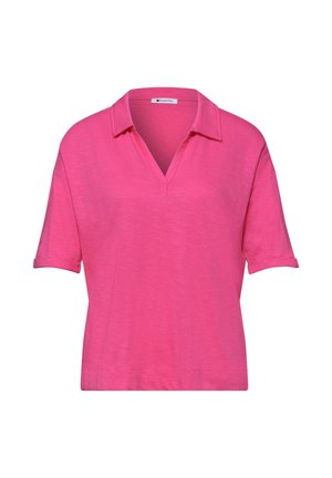 Jasně růžové polo tričko s krátkým rukávem, se složeným límcem a výstřihem do V, s natočenými manžetami na rukávech.