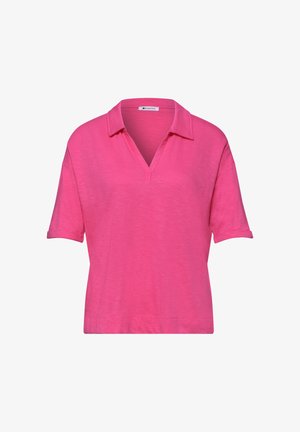 Jasně růžové polo tričko s krátkým rukávem, se složeným límcem a výstřihem do V, s natočenými manžetami na rukávech.