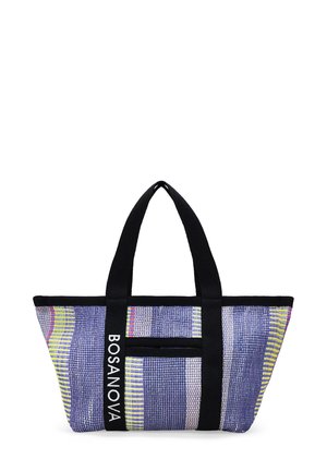 Bolsa de tejido en azul, amarillo y blanco con asas negras, un bolsillo frontal y "BOSANOVA" impreso verticalmente en una de las asas.