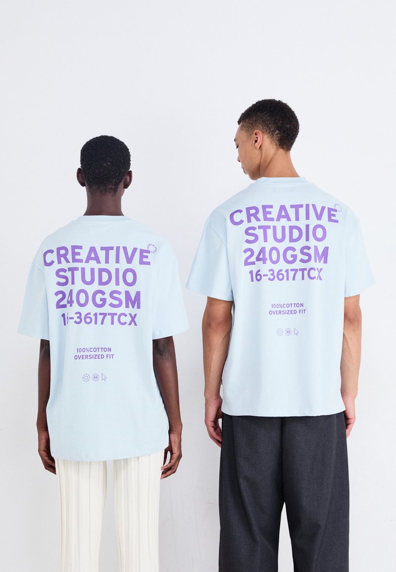 Jack & Jones PREMIUM JPRBLAHARVEY INFO TEE CREW NECK UNISEX - Nyomott mintás póló - baby blue