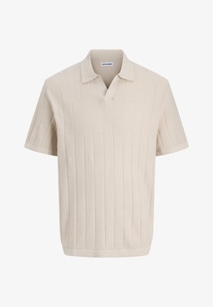 Beige gebreid poloshirt met korte mouwen, een verticale geribbelde structuur en een open V-halskraag, met het label "JACK & JONES".