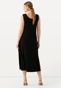 Ulla Popken MIDI EN TISSU FLUIDE LIGNE EN A COL EN V SANS MANCHES - Jerseykleid - black