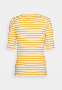 Kortärmad topp i gult och vitt med randigt mönster, figurnära form, ribbad textur och ofärgad scallop-kant. Bakvy.