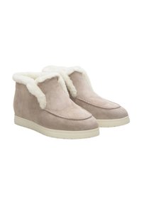 Beige suède enkellaarzen met een zachte witte nep-bont voering, een ronde neus en een stevige witte zool. Eenvoudig ontwerp met stikdetails.
