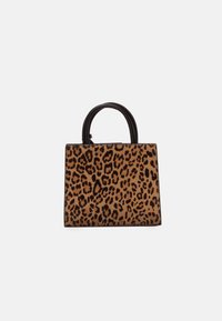 Borsa a tracolla con stampa leopardata e forma strutturata, realizzata in tessuto testurizzato e dotata di manici neri. Misura circa una dimensione media.