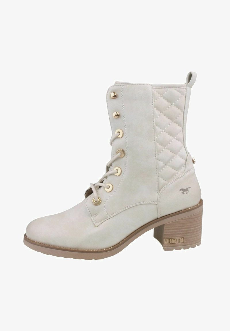 Bežas potītes ar zelta acīm un auklām, ar pāršūtu sānu paneli un teksturētu papēdi. Sānos ir neliels zirga simbols.