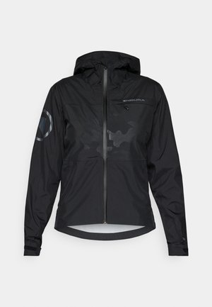 Chaqueta negra impermeable con capucha, cierre de cremallera en la parte delantera y acentos reflectantes. Presenta un acabado mate y un sutil patrón de camuflaje. Mangas ajustables.