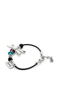 Un pendentif libellule argenté sur un bracelet en cordon noir, orné de perles en verre multicolores et d'une étiquette gravée avec "Amor" ainsi qu'un petit charm de marque.