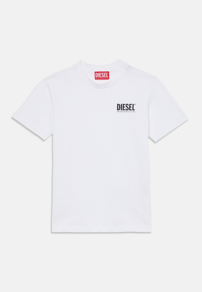 Hvit bomulls T-skjorte med rund hals, korte ermer, med en svart Diesel-logo på venstre bryst og et rødt merke i halsen.