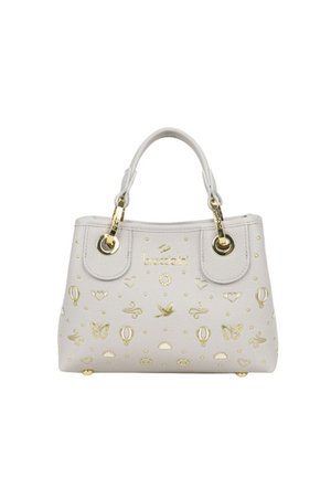 Borsa bianca in pelle con borchie dorate e ciondoli tra cui farfalle, cuori, uccelli, mongolfiere e motivi solari, con doppi manici.