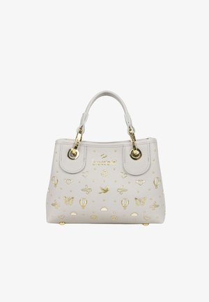 Borsa bianca in pelle con borchie dorate e ciondoli tra cui farfalle, cuori, uccelli, mongolfiere e motivi solari, con doppi manici.