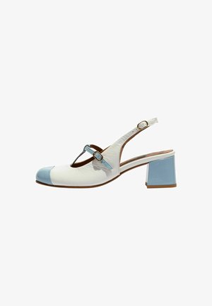Scarpa slingback bianca con punta e tacco in pelle verniciata blu, caratterizzata da una tomaia testurizzata e una fascia regolabile con fibbia.
