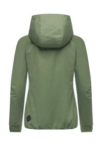 Oliwkowa kurtka z kapturem, z długimi rękawami i elastycznymi mankietami, pokazana z tyłu, z małą czarną łatką w pobliżu dołu.