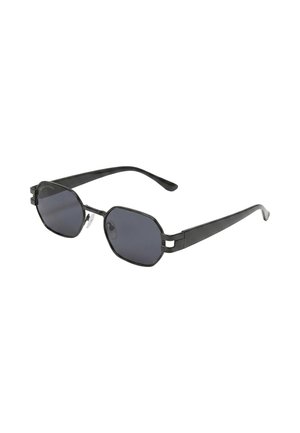 Lunettes de soleil octogonales avec monture en métal noir, verres teintés foncés et plaquettes de nez réglables, présentées sur fond blanc.