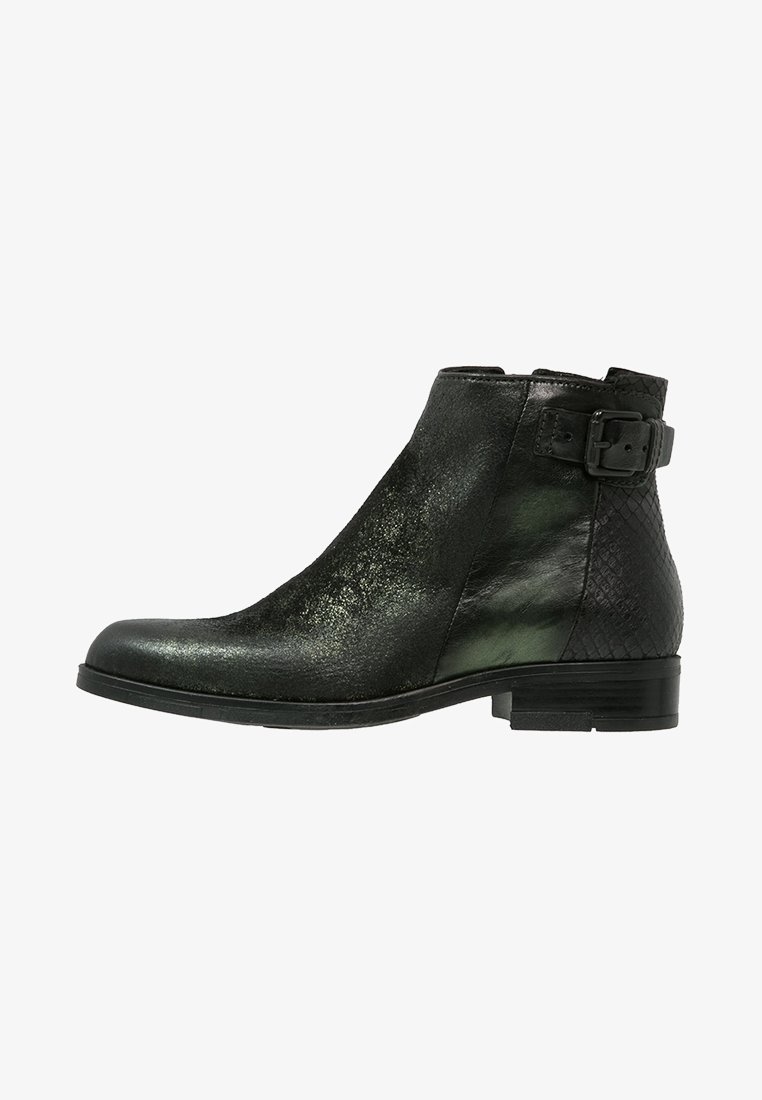 Bottine noire en cuir avec une lanière à boucle latérale et un petit talon, présentant un motif texturé sur la zone du talon.