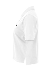 Vit pikétröja med en något figurnära design, kort ärm och en treknappslås. Har svart text på framsidan.