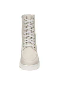 Botín de tobillo con cordones en gamuza gris claro con cordones blancos y cremallera lateral. Presenta una resistente suela de goma blanca y una textura suave.