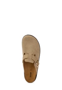 Beige mockaskinn clogs med justerbar rem som har guldspänne och nitar, vadderad innersula, storlek 40.