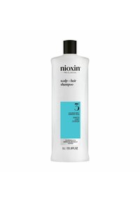 Witte plastic fles van Nioxin hoofdhuid- en haarshampoo met zwarte dop, voorzien van een turquoise label waarop "3" staat om gekleurd/droog haar aan te duiden.