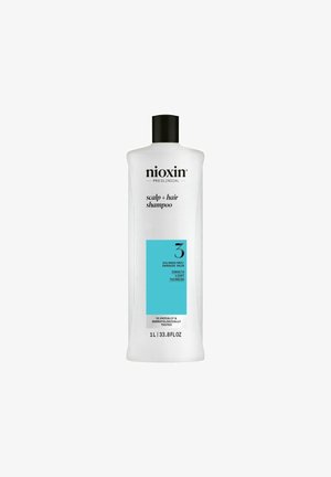 Witte plastic fles van Nioxin hoofdhuid- en haarshampoo met zwarte dop, voorzien van een turquoise label waarop "3" staat om gekleurd/droog haar aan te duiden.