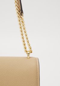 MICHAEL Michael Kors CLAIRE - Axelremsväska - camel