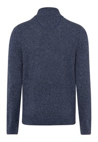 Gestrickter Pullover in Marineblau, mit einem hohen Kragen, langen Ärmeln und einer strukturierten Oberfläche mit subtilen Sprenkeln in helleren Farben.