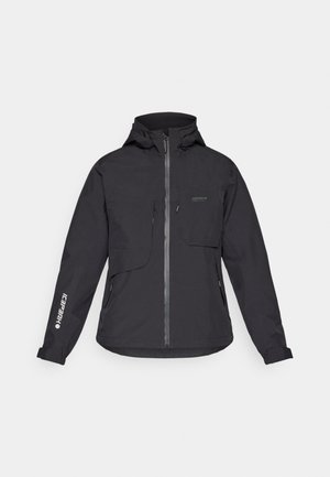 Schwarze wasserdichte Jacke mit Kapuze, Frontreißverschluss, zwei Brusttaschen und seitlichen Reißverschlusstaschen. Mit einem Logo, das auf dem Ärmel aufgedruckt ist.