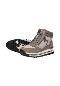 Hoge, grijze suède sneakers met een gevoerd kraag van fleece, platte veters, zijrits en een rubberen zool met een patroon van sterren en branding.