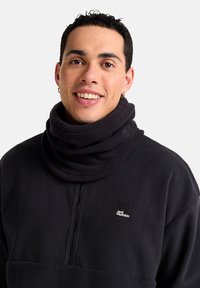 Pullover in pile nero con colletto alto e zip frontale. Presenta un piccolo logo sul petto e una superficie morbida e strutturata.